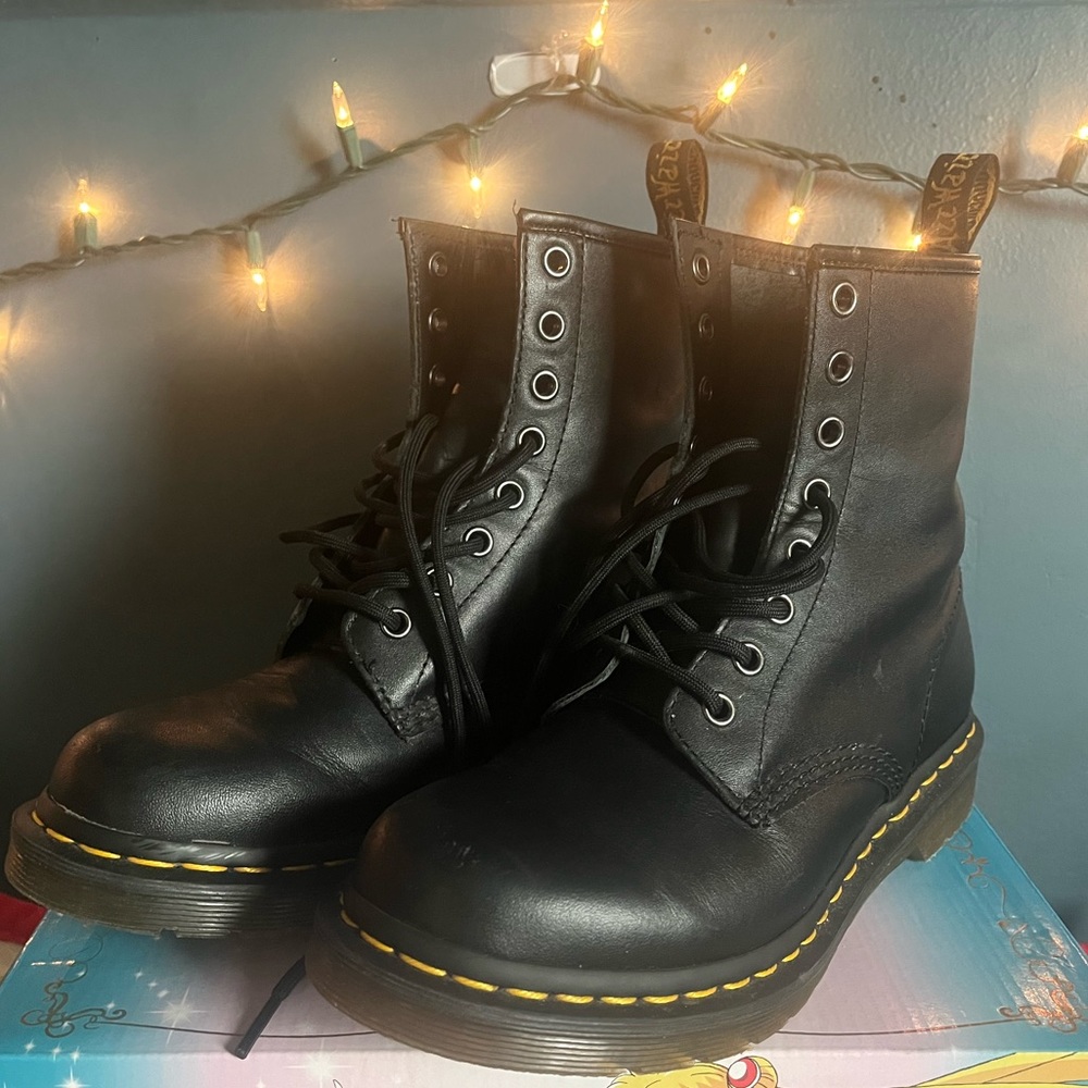Womens Size 7 Doc Marten 1460 Boots